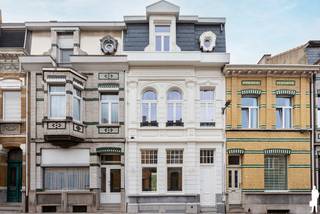 <p>De Berkenrodelei is één van de mooiste lanen van Hoboken: groen, rustig en toch uitzonderlijk goed gelegen. Op tien minuten fietsen bereikt u het bruisende Antwerpen-Zuid met zijn restaurants, boetieks en gezellige pleinen. Openbaar vervoer, scholen en winkels liggen om de hoek. Een buurt waar u graag thuiskomt.</p>
<p>En thuis is hier bijzonder. Deze herenwoning uit het begin van de 20e eeuw werd in 2026 van binnen volledig vernieuwd, met nieuwe dakbedekking, vloeren, elektriciteit en sanitair, maar met behoud van alle authentieke charme.</p>
<p>Op de gelijkvloerse verdieping bevindt zich een statige inkomhal, een lichte leefruimte van meer dan 35 m² met hoge plafonds en een hyperuitgeruste kookkeuken met eiland en kokend-watertap. Direct toegang tot het terras van 40 m² en de west-georiënteerde tuin van 140 m². Een praktische kelder van 40 m² completeert het geheel.</p>
<p>Op de verdiepingen vindt u vier ruime slaapkamers van 10 tot 20 m² en twee volledig uitgeruste badkamers met inbouwkranen en hoogwaardige afwerking.</p>