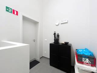 PLUSPUNTEN:<br />🏡 Woonoppervlakte van 107,83 m²<br />🛏️ 2 ruime slaapkamers (17,23 m² en 11,16 m²)<br />🌞 Zonnig zuidgericht terras van 11,16 m²<br />📦 Zolder én kelderberging<br />🚗 Carport met extra parkeerplaats<br />♻️ Energiezuinig met label A (E-peil E46)<br /><br />ALGEMEEN:<br />✨ INSTAPKLAAR APPARTEMENT MET KARAKTER EN COMFORT ✨<br />Op zoek naar een instapklaar appartement met stijl, ruimte en een warme uitstraling? Dan is dit pareltje op de bovenste verdieping van een kleinschalige residentie in Leopoldsburg precies wat je zoekt!<br />Dit prachtig afgewerkte appartement straalt karakter uit dankzij de open leefruimte met zichtbaar dakgebinte tot in de nok — een echte eyecatcher die je meteen charmeert.<br /><br />Je betreedt het appartement via een uitnodigende inkomhal die overgaat in een ruime leefruimte met open keuken en toegang tot het zonnige terras. De keuken is uitgerust met hoogwaardige toestellen zoals een vaatwasser, combi-oven en ingebouwde koelkast, én biedt heel wat kastruimte. Verder vind je:
<ul>
<li>Een aparte berging en technische ruimte met plaats voor wasmachine, droger en eventueel extra vriezer</li>
<li>Twee volwaardige slaapkamers, die een bovengemiddelde oppervlakte hebben(17,23 m² en 11,16 m²)</li>
<li>Een moderne badkamer met inloopdouche, toilet en dubbele lavabo met praktische lades</li>
</ul>
Extra troeven:
<ul>
<li>Privatieve zolder via ladderluik</li>
<li>Kelderberging</li>
<li>Carport met tuinberging achteraan het gebouw (Vloosstraat)</li>
<li>Bovenstandaard afgewerkte keuken</li>
<li>Loftgevoel dankzij open dakstructuur in de leefruimte</li>
</ul>
TOPLOCATIE & ENERGIEZUINIGHEID:<br />Dankzij de ligging op de tweede (en hoogste) verdieping geniet je van maximale rust en privacy. Bovendien woon je op wandelafstand van winkels, scholen, horeca, openbaar vervoer, sportfaciliteiten én parken.<br /><br />Met een energiezuinig A-label (E46) houd je de energiekosten laag, wat dit appartement ook interessant maakt als investering. <br />Let op: het appartement is enkel bereikbaar via een trap en minder geschikt voor mensen die slecht ter been zijn.<br /><br />INDELING:<br />-1: kelderberging<br />0: carport, tuinberging, gemeenschappelijke inkomhal<br />+2: inkomhal, berging, leefruimte met open keuken, zuidgericht terras, nachthal, wasplaats / berging, slaapkamer 2, badkamer en slaapkamer 2<br />+3: zolder via ladderluik<br /><br />FINANCIERING:<br />Denk eraan: enkel Belgische hypotheken zijn van toepassing. Heb je je financiële situatie al op orde? Dat versterkt je positie als kandidaat-koper.<br /><br />VERKOPEN OF VERHUREN?<br />Immosign Plus is steeds op zoek naar nieuw aanbod voor onze zoekende klanten. Wil je zelf verkopen of verhuren? Vraag gerust naar onze succesvolle aanpak – geheel vrijblijvend.<br /><br />MIS NIKS!<br />Niet gevonden wat je zocht? Schrijf je gratis in via onze website en blijf automatisch op de hoogte van ons nieuwste aanbod:<br />👉 www.immosign-plus.be/nl/hou-me-op-de-hoogte<br /><br />BEZICHTIGING:<br />Nieuwsgierig geworden?<br />Aarzel niet en plan vandaag nog een bezoek! Bel ons op +32 89 87 03 67 of mail naar info@immosign-plus.be.<br /><br />