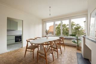 <p><span>Een schitterende lichtinval, mooie grote ruimtes en enkele authentieke touches, meer heb je soms niet nodig om te weten: dit is een pareltje! Het toffe terrasje, vele ingemaakte kasten en centrale locatie zijn extra troeven.</span></p><p><span> </span></p><p><span>Location, location, location! Dat is hét keyword van dit lichte hoekpand pal op de hoek van de Carnotstraat met de Kerkstraat. Openbaar vervoer alom vertegenwoordigd, en voor een rondje door de Carrefour Express hoef je enkel de straat over te steken. Je komt het appartement op het vierde binnen in de grote inkomhal, waar je meteen een ruime, ingemaakte kast hebt. </span></p><p><span> </span></p><p><span>Wat een licht & zicht!</span></p><p><span>Door de dubbele deuropening steelt de leefruimte de show, meerbepaald: de blokjesparket, de prachtige lichtinval en de authentieke schouw. Met ca. 35 m² zet je hier met gemak een groot salon en een eethoek. Door het kamerbrede raam vooraan komt het kenmerkende, elegante dak van het station piepen van achter de daken én heb je vanop de vensterbank first row seats op het reilen en zeilen van deze bruisende buurt. De aanpalende, olijfgroene keuken van ca. 10 m² is voorzien van: grote koelkast en diepvries, heteluchtoven, vaatwasser, inductievuur en voldoende kastruimte. De deuropening is verbreed om extra leefkeuken gevoel te creëren.</span></p><p><span> </span></p><p><span>Weer in de hal, heb je nog een apart gastentoilet en een badkamer ernaast. Die is met z’n grijze tegel en meubel in donker hout absoluut tijdloos. De inloopdouche en lavabo met spiegelkasten voorzien al je noden. De twee lichte, ruime slaapkamers bevinden zich aan de achterzijde en hebben allebei rolluiken en PVC-parketvloeren. De masterbedroom heeft toegang tot het gezellige terrasje achteraan. Dat beslaat de hele breedte van het appartement, is oostgericht en heeft een verzorgde bankirai vloer. Met ca. 6,5 m</span><span>² heb je hier zeker plaats voor een bistrotafel en twee stoelen, en nog enkele planten of kruidenbakken.</span></p><p><span> </span></p><p><span>Zo in het centrum & alles op wandelafstand</span></p><p><span>Veel centraler dan dit wordt het niet, op de hoek van de Carnotstraat en de Kerkstraat. Je wandelt van hieruit zo tot op de vernieuwde Rooseveltplaats en het centrum. Je hebt keuze te over uit allerlei soorten openbaar vervoer vlak voor je deur en het station ligt op amper 10 minuutjes stappen. Buurtwinkels, supermarkten en eethuisjes? Net om de hoek, op elke dag van de week. Met zowel het Laar als het gezellige Moorkensplein op enkele minuten stappen, hoef je nooit ver om iets te gaan drinken - of eten. Toch met de auto eropuit? Dan ben je zo op de Singel, Leien en Antwerpse Ring.</span></p>