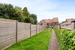 <p>Op zoek naar een woning die je volledig naar jouw eigen smaak kan inrichten? Dan is deze gezellige woning in het centrum van Ronse beslist een bezoek waard. Dankzij de centrale ligging, de zuidgerichte tuin en de vele mogelijkheden vormt deze woning de ideale basis om er een warme thuis van te maken.</p><p> </p><p>Via de inkomhal kom je terecht in twee aangename leefruimtes. Verder beschikt de woning over een keuken, een praktische tussenruimte met aansluitend een ruime berging. Deze extra ruimte biedt tal van mogelijkheden om de woning verder naar eigen wensen in te richten.</p><p> </p><p>Buiten geniet je van een terras, een zuidgerichte tuin en een tuinhuis: de ideale plek om in alle rust van het buitenleven te genieten.</p><p> </p><p>Op de eerste verdieping bevinden zich twee volwaardige slaapkamers. Via een vaste trap bereik je de geïsoleerde zolder, die perfect kan worden ingericht als extra slaapkamer, bureau of hobbyruimte.</p><p> </p><p>Met een bewoonbare oppervlakte van <strong>129 m²</strong> op een perceel van <strong>180 m²</strong> biedt deze woning heel wat potentieel. Bovendien woon je op wandelafstand van winkels, scholen, horeca, Delhaize en het openbaar vervoer.</p><p> </p><p><strong>Ben je op zoek naar een woning die je stap voor stap kan moderniseren en volledig naar jouw eigen smaak kan afwerken? Dan is dit een opportuniteit die je niet wil missen.</strong></p>