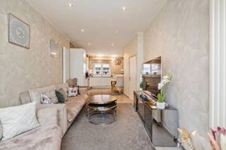 Deze karaktervolle woning met 135 m² bewoonbare oppervlakte ligt in het gezellige dorpshart van Waasmunster, vlak bij groen en alle voorzieningen.Met...