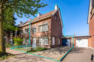 <strong>Lichtrijke woning op top locatie te koop!</strong><br /><br />Instapklare woning van <strong>ca. 215 m²</strong> bewoonbare oppervlakte met 4 slaapkamers (5de mogelijk), <strong>privé oprit</strong>, garage en een zonninge <strong>tuin </strong>van <strong>95m²</strong>. Dit huis is ideaal gelegen vlak bij invalswegen, scholen, openbaar vervoer en winkels.<br /><br />Bij het betreden van de woning komen we in de inkomhal met apart toilet. Deze geeft uit op een lichtrijke woonkamer, aansluitend de volledig geïnstalleerde keuken en de zonnige tuin met overdekt terras, tuinhuis en buitenbarbecue. Daarnaast bevindt zich nog een kleine garage, ideaal als bijkeuken of fietsenopslag.<br /><br />Op de eerste verdieping treffen we twee slaapkamers, een badkamer met ligbad en inloopdouche en een aparte wasruimte. Op de tweede verdieping bevinden zich nog twee slaapkamers en een ruimte met een toilet, die ook mogelijkheid biedt tot een tweede badkamer.<br /><br /><strong>Bijzonderheden:</strong><br />- Mobiscore van <strong>9,0/10</strong><br />- Elektrische installatie is <strong>conform</strong><br />- <strong>EPC C</strong> (252 kWh / (m² jaar))<br />- Overal dubbel glas &amp; rolluiken<br />- <strong>Open haard </strong>in de leefruimte<br />- <strong>Oprit</strong> en garage met automatische poort