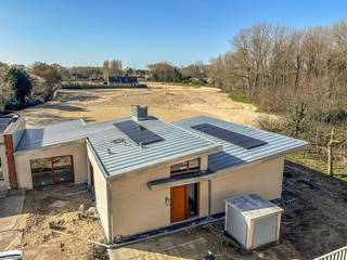 Luxe nieuwbouw tuinpaviljoen 78m² met tuin/zonneterras en grenzend aan de duinen. Indeling: inkom met apart toilet en ingemaakte vestiairekast, zonnige woonkamer, ingerichte keuken, ruime slaapkamer, badkamer, tuin en zonneterras met rechtstreeks toegang tot de beschermde duinen. Mogelijkheid tot aankoop van een ondergrondse garagebox en een grote berging. De afwerking is van topkwaliteit en bovendien energiezuinig (geothermie en zonnepanelen).