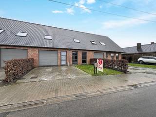 Belle maison neuve avec un grand jardin, 3 chambres et un garage à louer dans le quartier calme de Poelkapelle. Des espaces de vie spacieux !...