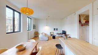 Cet appartement bénéficie d’un agencement réfléchi où tous les espaces essentiels sont harmonieusement organisés autour de la pièce de vie centrale. Le séjour avec cuisine profite d’un accès direct à la terrasse, apportant ainsi davantage de lumière et une agréable sensation d’espace. L’appartement comprend également une chambre, une salle de bains, des toilettes séparées, un hall d’entrée ainsi qu’un débarras. Grâce à son plan pratique et à son espace extérieur privatif, cet appartement constitue une solution de logement agréable dans un emplacement absolument privilégié au cœur d’Anvers.