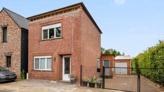 Rustig en gunstig gelegen woning met ruim bijgebouw op een zuidelijk georiënteerd perceel van 5a40ca.<br />De woning omvat: kelder, inkomhal, living, keuken, badkamer en veranda.<br />Op de verdieping: 2 ruime slaapkamers.<br />Cv op aardgas met condenserende ketel. EPC: 453 Kwh/m² jaar - energielabel E - UC:3912322-RES-1.<br />Totale vloeroppervlakte: 130m² + kelder en bijgebouw. Zonnepanelen aanwezig voor 4.680 Wp.<br />De elektriciteit is conform.<br />Stedenbouwkundige info: woongebied - vergund geacht - niet gelegen in verkaveling - geen voorkooprecht ruimtelijke ordening - geen rechterlijke herstelmaatregel of bestuurlijke maatregel opgelegd - geen maatregelen in het Vlaams handhavingsplatform. <br />Geen risicozone voor overstromingen. Gebouwscore A - perceelscore B.<br />PREMIES voor renovatie: informatie over premies en financiële steun bij de renovatieverplichting kan u raadplegen op de website https://www.vlaanderen.be/een-huis-of-appartement-kopen/renovatieverplichting-voor-residentiele-gebouwen . Renovatieverplichting: kopers van woningen met een EPC-label E of F worden verplicht om binnen de 6 jaar na datum notariële akte de woning energetisch te renoveren tot minimum energielabel D = EPC 400 kWh/m² of beter.