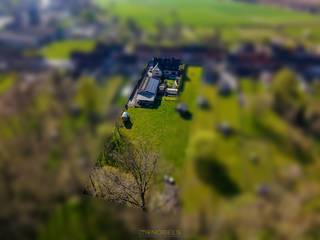 MULTIFUNCTIONELE, RUIME VILLA met een <strong>MAGAZIJN VAN 200M²</strong> en een prachtige tuin met <strong>ACHTERLIGGENDE WEIDE</strong> is gelegen op een uitgestrekt perceel in het hart van de Vlaamse Ardennen, vlakbij de N8. De woning heeft een <strong>BEWOONBARE OPPERVLAKTE VAN 305M²</strong> en beschikt over <strong>VIER SLAAPKAMERS</strong>, ingerichte keuken, badkamer, <strong>BUREAU</strong>, mooie leefruimtes, berging met doucheruimte en een <strong>DUBBELE GARAGE</strong>. Dankzij <strong>48 ZONNEPANELEN</strong> en <strong>VIER REGENPUTTEN</strong>, is het huis erg zelfvoorzienend. Het magazijn is ideaal voor <strong>OPSLAG</strong> of het uitoefenen van een <strong>ZELFSTANDIGE ACTIVITEIT</strong>. Buiten geniet je van een zonnige tuin, een weide en <strong>RUIME PARKEERGELEGENHEID</strong> op eigen terrein. Deze woning biedt <strong>TAL VAN MOGELIJKHEDEN</strong> voor wie wonen en werken wil combineren. Bovendien is er <strong>MOGELIJKHEID</strong> tot <strong>AANKOOP VAN EEN AANPALEND STUK BOUWGROND</strong>, wat deze eigendom nog aantrekkelijker maakt als investering of <strong>UITBREIDING</strong>. De ligging is rustig maar <strong>STRATEGISCH</strong>, met <strong>VLOTTE BEREIKBAARHEID</strong> naar steden als Brakel, Oudenaarde en Geraardsbergen.<br /><br />Deze eigendom is perfect voor gezinnen, ondernemers of <strong>PAARDENLIEFHEBBERS</strong> die op zoek zijn naar ruimte en veelzijdigheid.<br /><br />Adres: Haeyershoek 42 te Brakel<br /><br />Geen renovatieplicht; P-score: D, G-score: A