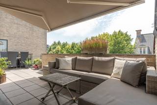 <strong>Ruim en lichte penthouse (179 m²) in het centrum met 3 slaapkamers en groot terras<br />3 slpks I C label I dakterras 22 m²<br /><br />Gunstig gelegen</strong> in het centrum op een rustige ligging doch op wandelafstand van de Grote Markt, in de nabijheid van scholen, winkels en met een vlotte bereikbaarheid naar de Ring. Gelegen in een éénrichtingsstraat dus echt rustig naargelang men in het centrum woont.<br /><br />Deze<strong> ruime en lichte penthouse</strong> <strong>van 179 m² </strong>bestaat uit een inkomhal, vestiaireruimte en een gastentoilet, een grote en lichte leefruimte door de verschillende raampartijen, een aparte ingerichte keuken die bestaat uit een inductievuur, dampkap, traditionele oven, vaatwasser en koelkast met aansluitende grote berging/wasplaats.<br /><br />Verder <strong>3 ruime slaapkamers</strong> en een badkamer die geniet van natuurlijke lichtinval met douche in bad, een dubbele wastafel en toegang naar de ruime zolder via een vlizotrap bestemd voor uw privé gebruik. <br /><br />Vanuit de woonkamer toegang naar het <strong>grote terras van 22 m² op het Zuidwesten</strong> met <strong>veel privacy </strong>en een automatische zonneluifel. <br /><br />Ondergronds een gemeenschappelijke fietsenstalling en een <strong>parkeerplaats die mogelijk bij aan te kopen is voor 15.000 euro. </strong><br />Achteraan een gezellige gezamenlijke groenzone.<br /><br /><strong>Bijzonderheden:<br />-zeer gunstige ligging<br />-ruime penthouse (179 m²)<br />-groot dakterras ZW<br />-asbestveilig<br />-nieuwe verwarmingsketel (okt 2025, dus EPC zal nog gunstiger worden dan het was)<br />-zolder<br />-ondergrondse staanplaats voor 15.000 euro mogelijk bij aan te kopen</strong>