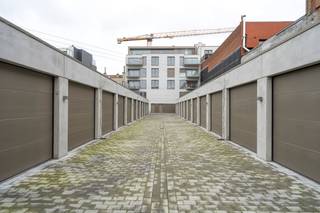 Nieuwbouw garagebox met automatische poort te koop in de Meersstraat te Waregem, in residentie City Gardens. Afmeting 3m x 6m.De aankoop valt...