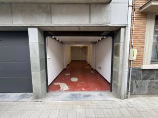 <p><span>SINT-AMANDSBERG - Ruime garagebox met centrale ligging en automatische poort</span></p><p><span> </span></p><p><span>Bent u op zoek naar een volwaardige garagebox? Deze parking van 22m² bevindt zich op het gelijkvloers van een kleinschalige residentie die recent een energetische renovatie onderging en werd voorzien van een automatische sectionaalpoort.</span></p><p><span>Geschikt voor een (stads)wagen of compacte SUV en/of extra opbergruimte.</span></p><p><span> </span></p><p><span>Enkele troeven in een notendop: </span></p><ul><li><span>Centrale ligging te Sint-Amandsberg</span></li><li><span>Kleine residentie</span></li><li><span>Lage gemeenschappelijke kosten</span></li><li><span>EPC gemeenschappelijke delen, asbestveilig en conforme elektriciteit</span></li><li><span>Publieke laadpaal aanwezig in de straat</span></li><li><span>Afzonderlijk verhuurbaar</span></li></ul><p><span> </span></p><p><span> </span></p><p><span>Afmetingen: </span></p><ul><li><span>Inrit: 2,27m B x 2m H</span></li><li><span>Box: 2,30m B x 9,55m L</span></li><li><span>Hoogte box: 2,30m</span></li></ul><p><span> </span></p><p><span> </span></p><p><span>Belangrijk: </span></p><p><span>Vraagprijs: 35.000 EUR</span></p><p><span>EPC GD: 20251125-0003740295-GD-1</span></p><p><span> </span></p><p><span>Interesse? Contacteer Axel Lenaerts makelaars voor meer info via <span>Laurens@axellenaerts.be</span></span><span> of 09 245 24 24</span></p>