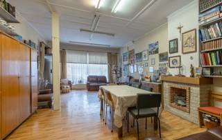 <p>Dit opbrengstgebouw met handelshuis, 2 appartementen en garage in Sint-Jans-Molenbeek is gelegen op een strategische en goed bereikbare locatie nabij belangrijke invalswegen. Deze veelzijdige eigendom biedt een interessante combinatie van wonen, werken en investeren, met diverse invullingsmogelijkheden en potentieel rendement.</p><p>Het handelshuis, gelegen op nummer 511, beschikt over een ruime bewoonbare oppervlakte van 239m² en is te renoveren, wat de mogelijkheid biedt om het volledig naar eigen wensen en noden te herinrichten. Op het gelijkvloers bevindt zich een handelsruimte met goede zichtbaarheid, ideaal voor commerciële activiteiten. Aansluitend vind je een ruime keuken met opslagruimte, een leefruimte, een veranda die uitgeeft op de zonnige tuin, een praktische badkamer en een vestiaireruimte.</p><p>Op de eerste verdieping zijn er twee ruime slaapkamers. De tweede verdieping omvat twee bijkomende zolderkamers die kunnen worden ingericht als extra slaapkamers, bureau of hobbyruimte. Verder beschikt het handelshuis over een kelder, wat extra bergruimte biedt.</p><p>De opbrengsteigendom op nummer 511A omvat een garage met automatische poort, geschikt voor één wagen, en twee identieke appartementen gelegen op de eerste en tweede verdieping. Beide appartementen zijn functioneel ingedeeld met een inkomhal, een ruime leefruimte, een afzonderlijke keuken met toegang tot een terras, één slaapkamer, een badkamer en een apart toilet.</p><p>Het appartement op de tweede verdieping is momenteel verhuurd aan een beperkte huurprijs, wat reeds een basisinkomen genereert en tegelijk ruimte laat voor optimalisatie.</p><p>Elke entiteit beschikt over een individuele gasketel op aardgas, wat zorgt voor een afzonderlijk energiebeheer per unit.</p><p>De EPC-waarden bedragen 325 kWh/m² jaar voor het handelshuis, 263 kWh/m² jaar voor het appartement op de eerste verdieping en 371 kWh/m² jaar voor het appartement op de tweede verdieping. De elektrische installaties zijn niet conform, wat renovatie vereist maar tegelijk kansen biedt om het geheel te moderniseren.</p><p>Dankzij de gunstige ligging in Sint-Jans-Molenbeek, met een vlotte verbinding naar het stadscentrum en omliggende gemeenten, vormt dit opbrengstgebouw een aantrekkelijke investering met toekomstperspectief. Ontdek de mogelijkheden en plan een bezoek om het potentieel zelf te ervaren.</p>