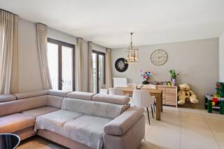 Op een toplocatie, op wandelafstand van het bruisende centrum van Lier, bevindt zich dit instapklare en lichtrijke appartement met twee slaapkamers, een aangenaam terras en een ondergrondse parkeerplaats. Dankzij de gunstige ligging geniet u van een vlotte bereikbaarheid van winkels, scholen en openbaar vervoer.<br /><br />Via de inkomhal, voorzien van een gastentoilet en vestiaire, betreden we het appartement. De ruime en lichtrijke leefruimte biedt voldoende plaats voor een gezellige zithoek en een aparte eetruimte. Vanuit de eetplaats heeft u rechtstreeks toegang tot het zonnige terras, waar het heerlijk vertoeven is. De open keuken sluit naadloos aan op de leefruimte en is uitgerust met de voornaamste toestellen. Aansluitend bevindt zich een praktische berging. Via de nachthal bereikt u de twee slaapkamers en de badkamer, die is ingericht met een ligbad, een aparte douche en een dubbele lavabo. De ondergrondse parkeerplaats dient mee aangekocht te worden voor € 20.000.<br /><br />Bovendien beschikt het appartement over een conforme elektrische keuring en een uitstekende energiescore (EPC A – 92 kWh/(m² jaar)), wat garant staat voor een energiezuinige en comfortabele woonervaring.<br /><br />Dit is een uitstekende opportuniteit als u op zoek bent naar een lichtrijk appartement met twee slaapkamers, terras en een parkeerplaats te Lier. Contacteer ons voor meer informatie op 0479 13 63 69 of via info@boonstravastgoed.be.<br /><br />Bijzonderheden:<br />- Terras<br />- Parkeerplaats<br />- 2 slaapkamers
