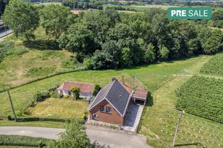 Maison dans un emplacement privilégié à Heuvelland avec de belles vues. Cette maison à démolir ou à rénover est située dans un endroit idyllique près du Scherpenberg et du Sulferberg. Située au calme à Zandberg 1 avec des vues uniques, cette propriété possède un potentiel incroyable.<br /><br />Le terrain fait 1 902 m² et est actuellement construit avec une maison, un garage et une dépendance. La partie restante est actuellement utilisée comme prairie. <br /><br />POINTS FORTS <br />Maison avec dépendance et prairie <br />Idéal comme terrain à bâtir <br />Magnifiquement situé<br /><br /><br /><br /><br />Le bien est proposé selon la formule Pre-sale. Le 05/09/2026 entre 10:00 et 12:00, vous pouvez visiter le terrain à a bâtir sur rendez-vous et faire une offre. Le prix affiché est un prix indicatif. Pour plus d'informations, veuillez contacter le responsable du dossier.<br /><br />Registre des mesures: non