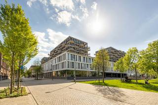 Aan het Schengenplein, in de populaire Cadixwijk op ’t Eilandje, bevindt zich dit instapklare appartement van 82 m² met twee terrassen van samen 23 m2, op de 7de verdieping van residentie Cadiz (2011).<br /><br />De buurt groeide de voorbije jaren uit tot één van de meest aantrekkelijke woonomgevingen van Antwerpen. Je woont hier in een moderne, levendige wijk op wandelafstand van de dokken, het MAS en tal van gezellige horecazaken.<br /><br />Het appartement valt meteen op door zijn lichtinval en praktische indeling. De leefruimte met open keuken is uitgerust met kwalitatieve AEG-toestellen en een centraal keukeneiland, ideaal om te koken en samen te komen. Grote raampartijen zorgen voor een open uitzicht en geven toegang tot twee terrassen, wat extra buitenruimte en een aangename connectie met de omgeving biedt.<br /><br />Verder zijn er twee volwaardige slaapkamers, een moderne badkamer met inloopdouche, een apart toilet en een praktische berging. De ligging op de 7de verdieping zorgt voor extra licht, ruimtegevoel en privacy.<br /><br />Dankzij de recente bouw (2011) en aluminium ramen met hoogrendementsglas geniet je hier van comfortabel en energiezuinig wonen (EPC-label B).<br /><br />Een ondergrondse staanplaats kan aangekocht worden voor €30.000.<br /><br />Voor meer info of een bezoek: 03 225 00 68 of laura@wellimmo.net<br /><br />Bekijk de videotour, plannen,  EPC en elektrische keuring via de Wellimmo-site (documenten).