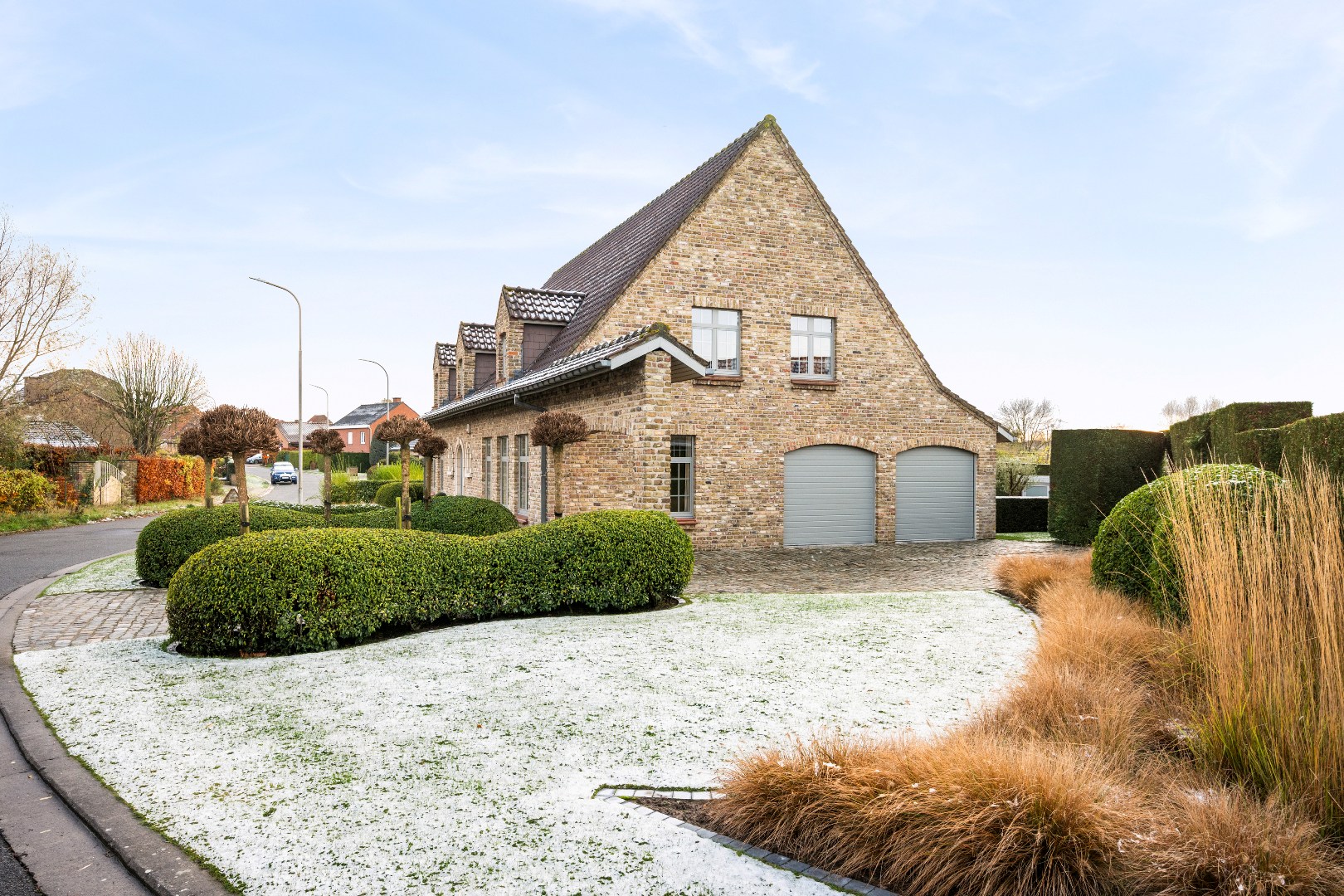 KWALITATIEF AFGEWERKTE VILLA IN RUSTIGE WIJK MET EPC B (172), 4 SLPKS, DUBBELE GARAGE EN 325M² BEW. OPP. - foto 2