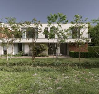 <br />Dit nieuwe bouwproject in de Nieuwstraat te Stekene voorziet 8 splinternieuwe appartementen en 2 moderne woningen, gelegen op een rustig en volledig aangelegd groen domein. Alle woonentiteiten worden gerealiseerd met oog voor comfort en duurzaamheid en zijn voorzien van een laag E-peil.<br /><br />De appartementen beschikken over een ruim terras, aangenaam georiënteerd, en worden afgewerkt met vloerverwarming en vloerkoeling. De woningen genieten van een private buitenruimte binnen het domein. Elke entiteit is uitgerust met een ingerichte keuken, hoogwaardig sanitair waarbij afwerking en materialen nog te kiezen zijn door de koper.<br /><br />De gebouwen zijn toegankelijk via lift en beschikken elk over een achteruitweg naar de parkeerplaatsen en de parktuin, wat zorgt voor extra comfort en veiligheid. Het volledige domein wordt aangelegd als een groene, rustige leefomgeving voor alle bewoners.