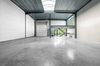 - Unité KMO neuve (TVA déductible)<br />- Emplacement idéal à Dadizele: Industrielaan 7, unité 8<br />- 249 m² (223 m² + étage de 26 m²) - Hauteur libre de 5,6 m - Largeur de 12,45 m<br />- Structure en acier avec panneaux de béton et murs coupe-feu isolés entre les unités<br />- Tôles de toit en acier avec revêtement en PVC et écoulements d'urgence, avec verrière<br />- Porte sectionnelle électrique de 4 m sur 4,2 m<br />- Fenêtres et portes en aluminium<br />- 2 places de parking incluses<br />- Frais de raccordement aux services publics inclus<br />- Prix indicatif: 336.750 €
