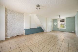 <p><span>Te renoveren woning met 2 woonentiteiten + tuin</span></p><p><span>Welkom in deze ruime eigendom met tal van mogelijkheden, centraal gelegen in Kontich. Het pand bestaat uit een gelijkvloerse woonentiteit met tuin en een afzonderlijke studio op de verdieping en vormt zo een interessante opportuniteit voor renovatie en investering.</span></p><p><span>Op het gelijkvloers bevindt zich een ruime leefruimte die aansluit op de keuken. Dankzij de grote lichtkoepel geniet deze ruimte van veel natuurlijke lichtinval. Verder beschikt het gelijkvloers over een badkamer en verschillende ruimtes die naar eigen smaak kunnen worden heringericht. Achteraan geeft de woning toegang tot de ruime privatieve tuin, die momenteel nog volledig naar eigen wens kan worden aangelegd.</span></p><p><span>Via de afzonderlijke traphal bereik je de studio op de verdieping. Deze bestaat uit een ruime open leef- en slaapruimte, een eigen keuken en badkamer. De verschillende dakramen zorgen hier voor een aangename natuurlijke lichtinval.</span></p><p><span>Het geheel is te renoveren, maar biedt daardoor net heel wat mogelijkheden voor wie het pand volledig naar eigen smaak wil moderniseren. Ook voor investeerders is dit een interessante eigendom dankzij de aanwezigheid van </span><span>2 woonentiteiten</span><span>.</span></p><p><span>EPC:</span><span><br />Gelijkvloerse woonentiteit (bus 0001): </span><span>EPC-label E 480 kWh/m²/jaar</span><span> unieke code </span><span>20230302-0002826293-RES-1</span><span>.<br />Studio (bus 0101): </span><span>EPC-label D 397 kWh/m²/jaar</span><span> unieke code </span><span>20230302-0002826347-RES-1</span><span>.</span></p><p><span>Kortom, een eigendom met veel potentieel op een centrale ligging in Kontich, interessant voor zowel eigen bewoning als investering.</span></p><p><span>Troeven:</span><span><br />· 2 woonentiteiten<br />· Gelijkvloerse woonentiteit met ruime tuin<br />· Afzonderlijke studio op de verdieping<br />· Veel natuurlijke lichtinval<br />· Interessant renovatie- en investeringspotentieel<br />· Centrale ligging in Kontich</span></p><p><span>Contact:</span><span><br />Vrijblijvend advies met gratis schatting van uw woning? Neem gerust contact met ons op.</span></p><p><span>Robin Van den Bergh<br /><span>robin@home4you.be</span></span><span><br />+32 468 23 19 79<br />7/7 bereikbaar</span></p>