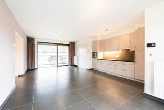 In de hoppestad Poperinge, in een aangename en centrale omgeving bevindt zich dit recent appartement. Het gaat om een appartement gelegen op het 1ste verdieping van Residentie Zilvertorens. Residentie Zilvertorens is een uniek project in Poperinge, gebouwd in 2014. Het appartement bestaat uit een ruime woonkamer met open keuken. Deze keuken is volledig geïnstalleerd met ingebouwde koelkast, vriesvak, inductiekookplaat, combioven, dubbele spoelbak en vaatwasmachine. Vervolgens bestaat dit lichtrijk appartement uit een praktische berging, 2 slaapkamers met ingebouwde kasten, badkamer met inloopdouche, toilet en lavabomeubel, apart toilet, terras zowel aan voorkant als achterkant, fietsenstalling, vuilnisberging, wateronthardingsinstallatie en één parkeerplek. Het ganse appartement is voorzien van gordijnen en verlichting.<br /><br />Met zijn ligging vlakbij het station van stad Poperinge bent u in een mum van tijd in andere steden. Ook zijn de supermarkten, buurtwinkels en het openbaar vervoer in de nabije omgeving gelegen. <br /><br />Beschikbaar vanaf: 01/12/2026.<br /><br />Syndicuskost: 65 euro/per maand.<br /><br />Interesse in dit appartement te huur in Poperinge? Vraag vandaag nog uw bezoek aan via Immo Francois. Onze vastgoedexperten begeleiden u graag bij uw zoektocht in Poperinge, Heuvelland, Mesen en Vleteren.<br /><br />Denkt u eraan om uw pand in Poperinge te verhuren? Neem vrijblijvend contact op met Emmy van Immo Francois in Poperinge voor een gratis schatting via poperinge@immofrancois.be.<br /><br />