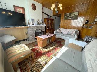 Deze karaktervolle woning in Wenduine, gebouwd in 1930, straalt authenticiteit en charme uit. Met een bewoonbare oppervlakte van 130 m² beschikt deze woning over twee ruime slaapkamers, ideaal voor wie rust en comfort waardeert. Het perceel van 145 m² omvat daarnaast een royale buitenkoer, die volop mogelijkheden biedt om buiten te ontspannen en te genieten van het frisse zeeklimaat.<br /><br />De woning beschikt over een eenvoudige badkamer en een aparte douchekamer, beide nog te renoveren naar eigen inzicht. Hierdoor heeft u de vrijheid om de ruimtes volledig aan te passen en te moderniseren volgens uw persoonlijke wensen. Ondanks de nog te renoveren staat, biedt de woning alvast een warme en uitnodigende basis.<br /><br />De ligging in Wenduine zorgt voor een aangename en rustige woonomgeving, vlakbij de kust en alle nodige voorzieningen. De ruime buitenkoer vormt een belangrijke troef en maakt dit pand ideaal voor wie houdt van privacy en buitenleven. Dit is een prachtige kans om een authentieke woning aan zee volledig naar eigen hand te zetten.