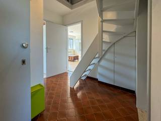 Vandaag nemen we je mee naar dit aangename appartement in Bornem, waar rust en ruimte centraal staan. <br />De absolute blikvanger van dit appartement is zonder twijfel het ruime terras met prachtig zicht op het omliggende natuurgebied.<br /><br />Via de inkomhal betreden we de ruime en lichtrijke leefruimte. Aansluitend bevindt zich de volledig uitgeruste keuken, vanwaar je rechtstreeks toegang hebt tot het terras. Dankzij de grote oppervlakte biedt dit terras voldoende ruimte om gezellig te tafelen, te ontspannen of te genieten van een aperitief met het groene uitzicht als decor.<br /><br />Het appartement beschikt over twee slaapkamers en een badkamer uitgerust met een bad, lavabo en toilet.<br /><br />Een bijkomende troef is de ruime zolderverdieping, die via een vaste trap bereikbaar is. Deze ruimte kan perfect dienstdoen als praktische opslagruimte, hobbykamer of polyvalente ruimte.<br /><br />Er zijn geen gemeenschappelijke kosten.<br />Het appartement is onmiddellijk beschikbaar.<br /><br />Ben je op zoek naar een appartement met prachtig zicht op natuur? <br />Contacteer ons gerust via bryann@julimmo.be of 0492 86 51 03.