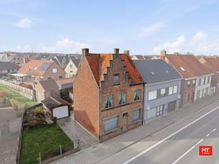 Ben je op zoek naar een te renoveren woning met een charmante gevel en een woonkamer met hoge plafonds? Dan is dit pand precies wat je zoekt!...