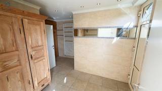 <h1><span>Exclusieve villa met overdekt zwembad, sauna en prachtige tuin in Zottegem</span></h1><p><span>Ruime en stijlvolle villa met 6 slaapkamers, overdekt zwembad, sauna, inpandige garage voor 2 wagens en prachtige tuin, gelegen nabij het centrum van Zottegem.</span></p><p><span>Bent u op zoek naar een ruime woning waar </span><span>comfort, ontspanning en levenskwaliteit</span><span> centraal staan? Dan is deze uitstekend onderhouden en verzorgd afgewerkte villa beslist het ontdekken waard.</span></p><p><span>De woning combineert royale leefruimtes met tal van extra troeven, waaronder een </span><span>overdekt zwembad, sauna, meerdere slaapkamers, dressing, twee houtkachels en een ruime inpandige garage</span><span>.</span></p><h3><span>Gelijkvloers</span></h3><p><span>Via de ruime inkomhal komt u in de woning. Op deze verdieping bevinden zich een praktische bureauruimte en een gastentoilet met lavabomeubel en inloopdouche.</span></p><p><span>De ruime en lichtrijke leefruimte vormt het hart van de woning. De ingebouwde houtkachel zorgt voor een warme en gezellige sfeer. Aansluitend bevindt zich een aangename veranda met prachtig zicht op de tuin. Ook hier zorgt een houtkachel voor extra gezelligheid en comfort.</span></p><p><span>De afzonderlijke keuken is ruim ingericht en biedt voldoende plaats om uitgebreid te koken en gezellig te tafelen.</span></p><p><span>Verder beschikt het gelijkvloers over een grote wasruimte, </span><span>3 slaapkamers</span><span> en een comfortabele badkamer met dubbele lavabo, toilet, ligbad en inloopdouche.</span></p><h3><span>Tuinniveau wellness & ontspanning</span></h3><p><span>Een van de grootste troeven van deze villa is het uitgebreide wellnessgedeelte op tuinniveau.</span></p><p><span>Het </span><span>overdekte zwembad</span><span> beschikt over een warmtepomp en elektrisch rolluik. Aansluitend vindt u een aparte doucheruimte en een </span><span>sauna met gastentoilet</span><span>.</span></p><p><span>Een ideale plek om het hele jaar door te ontspannen en te genieten van uw eigen wellness, volledig in de privacy van uw eigen woning.</span></p><p><span>Daarnaast beschikt dit niveau over een </span><span>ruime inpandige garage voor 2 wagens</span><span>, met extra mogelijkheden voor bergruimte. De technische ruimte vervolledigt het geheel.</span></p><h3><span>Eerste verdieping</span></h3><p><span>De eerste verdieping omvat een nachthal, </span><span>3 slaapkamers en een dressing</span><span>.</span></p><p><span>Dankzij de royale indeling biedt de woning tal van mogelijkheden voor gezinnen, gasten, thuiswerk, hobby's of een extra dressingruimte.</span></p><h3><span>Buitenruimte</span></h3><p><span>De woning beschikt over een </span><span>prachtige tuin</span><span> die een aangename groene omgeving vormt rond de villa. Vanuit de veranda geniet u van een mooi zicht op deze buitenruimte.</span></p><h3><span>De troeven op een rij</span></h3><ul><li><span>Exclusieve en ruime villa nabij het centrum van Zottegem</span></li><li><span>6 slaapkamers</span></li><li><span>Ruime en lichtrijke leefruimtes</span></li><li><span>2 sfeervolle houtkachels</span></li><li><span>Aangename veranda met zicht op de tuin</span></li><li><span>Ruime afzonderlijke keuken</span></li><li><span>Overdekt zwembad met warmtepomp</span></li><li><span>Elektrisch rolluik aan het zwembad</span></li><li><span>Sauna</span></li><li><span>Aparte doucheruimte</span></li><li><span>2 badkamers / sanitaire voorzieningen</span></li><li><span>Dressing</span></li><li><span>Ruime wasruimte</span></li><li><span>Inpandige garage voor 2 wagens</span></li><li><span>Prachtige tuin</span></li><li><span>EPC-label D geen renovatieplicht</span></li></ul><h3><span>Een woning die u moet ervaren</span></h3><p><span>Deze villa biedt een bijzondere combinatie van </span><span>ruimte, comfort en ontspanning</span><span>. Vooral het overdekte zwembad en de sauna zorgen voor een uitzonderlijke meerwaarde en maken van deze woning een plek waar u het hele jaar door kunt genieten.</span></p><p><span>De ligging nabij het centrum van Zottegem zorgt bovendien voor een mooie combinatie van </span><span>rust, ruimte en bereikbaarheid</span><span>.</span></p><p><span>Interesse in deze bijzondere villa?</span></p><p><span>Reageer via Immoweb en wij nemen persoonlijk contact met u op om een bezoek in te plannen.</span></p><p><span>Ontdek zelf de ruimte, de sfeer en de unieke wellnessbeleving van deze eigendom.</span></p>