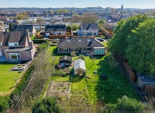 AANGENAME OPEN BEBOUWING met ruime tuin, ZONNEPANELEN EN DUBBELE GARAGE op een toplocatie nabij het centrum van Oudenaarde. Deze gezinswoning op...
