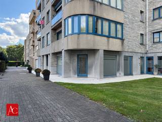 <p>Veelzijdig gelijkvloers appartement vlak bij het centrum van Beveren – ideaal wonen of ondernemen!<br />Op zoek naar een gelijkvloers appartement met tal van mogelijkheden? Dit pand, gelegen vlak bij het centrum van Beveren, biedt niet alleen praktisch wooncomfort, maar ook interessante perspectieven voor wie wonen en werken wil combineren.<br />Een absolute troef is de ruime kelder van maar liefst 50 m², die rechtstreeks vanuit het appartement bereikbaar is. Ideaal voor extra opslag, een hobbyruimte of andere praktische invullingen.<br />Dankzij de gelijkvloerse ligging en de aparte inkom van de leefruimte leent dit pand zich bovendien uitstekend tot het inrichten van een handelspand of praktijkruimte. Dit was trouwens ook de voormalige functie van het pand, wat het extra interessant maakt voor zelfstandigen en ondernemers die op zoek zijn naar een locatie vlak bij het centrum.<br />Ook op technisch vlak zijn er enkele aandachtspunten om rekening mee te houden: het huidige EPC bedraagt 494 kWh/m²/jaar (label E) en de elektrische installatie is niet conform. Een bijkomende troef is dat het pand asbestveilig is.<br />Een pand met mogelijkheden en potentieel, ideaal voor wie op zoek is naar een gelijkvloerse woonst met veel bergruimte of een interessante locatie voor een zelfstandige activiteit, vlak bij het centrum van Beveren.<br />Ontdek zelf de mogelijkheden en laat je verrassen door de veelzijdigheid van dit pand!</p>