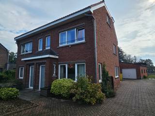 Goed gelegen halfopen bebouwing met 3 slaapkamers en ruime garage/magazijn. De woning is zeer gunstig gelegen op wandel- en fietsafstand van het handelscentrum van Haacht, scholen, openbare diensten en het openbaar vervoer. Gvg, Wg, Gmo, Gvkr, Gvv. EPC-score : 371 (label D - geen renovatieverplichting). Oppervlakte: 3a 86ca. P-score: C / G-score: A. Op te frissen / renoveren.<br /><br />INDELING:<br />Kelder<br /><br />Gelijkvloers:<br />Inkomhal (trap naar verdieping), living (schouw, trap naar kelder), keuken (buitendeur, dubbele roestvrije spoelbak met afdruipvlak, aanbouwkasten, keramische kookplaat, dampkap, oven), berging (omvormer, installatie elektriciteit), badkamer 1 (toilet, lavabo op zuil, ligbad), stookplaats (aangebouwde kasten, condensatiegaswandketel, gasmeter), garage/magazijn (metalen kantelpoort).<br /><br />Verdieping:<br />Overloop, slaapkamer 1 (vaste trap naar dakverdieping), slaapkamer 2, badkamer 2 (lavabo op zuil, toilet, voorzieningen douche).<br /><br />Dakverdieping:<br />Slaapkamer 3.<br /><br />AFWERKING:<br />- Vloeren: keramische tegels, laminaat, vinyl, <br />- Muren: behangen, geschilderd pleisterwerk, betegeld, geschilderd metselwerk.<br />- Plafonds: geschilderd pleisterwerk, geschilderde houten planchetten.<br /><br />AFMETINGEN:<br />Zie indelingsplannen bij downloads.<br /><br />DIVERSEN:<br />Centrale verwarming op gas met radiatoren. Draai- en kiepramen in pvc met dubbele beglazing. Rolluiken in pvc met lint. PV-installatie met 10 zonnepanelen en omvormer nog over te nemen! Een deel van het meubilair blijft staan.<br /><br />STEDENBOUWKUNDIG:<br />Stedenbouwkundige vergunning: ja (voor 1962)<br />Stedenbouwkundige bestemming: woongebied<br />Geen rechterlijke herstelmaatregel of bestuurlijke maatregel opgelegd.<br />Voorkooprecht: nee - Verkavelingsvergunning: nee<br />P-score: C / G-score: A<br />Geen maatregelen in het Vlaams Handhavingsplatform.