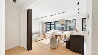 Dans une rue latérale de la Digue au Zoute, à quelques pas de la Kustlaan et de la Driehoeksplein, se trouve cet appartement luxueusement rénové...