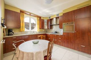 Instapklaar appartement, op de eerste verdieping, met o.a. 2 slaapkamers, 1 badkamer en terras vlakbij de Grote Markt van Herentals. EPC A-label...