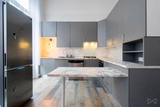Tel : 0456 79 45 19 / E-mail : sophia.vanhove@weinvest.be<br /><br />We Invest biedt u exclusief dit mooie appartement aan, gelegen aan de Congresstraat 52 in Brussel, in een karaktervol gebouw met een typische Brusselse architectuur uit het begin van de 20e eeuw.<br /><br />Het appartement bevindt zich op de eerste verdieping en valt op door de indrukwekkende plafondhoogte van meer dan 4 meter. Het bestaat uit een inkomhal, een volledig uitgeruste keuken, een aangename woonkamer met een zuidgericht balkon, een ruime slaapkamer en een doucheruimte met douche en toilet.<br />Dankzij de ideale ligging, vlak bij het openbaar vervoer en alle voorzieningen, geniet u hier van een aangename woonomgeving in het hart van Brussel.<br /><br />Huurprijs: € 1.350/maand<br />Kosten: € 75/maand (privéverbruik van koud water en onderhoud van de gemeenschappelijke delen).<br /><br />EPC: E<br /><br />Onmiddellijk beschikbaar.<br />Minimale huurtermijn: 2 jaar.<br /><br />Mis deze kans niet!<br /><br />Ontdek meer exclusieve panden op www.weinvest.be