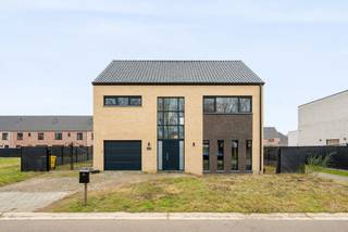 Facilement accessible, cette maison familiale récente et prête à emménager est située dans une rue sans issue, offrant ainsi un environnement...
