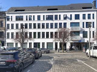 <strong>Gemeubeld </strong>appartement gelegen op de derde verdieping met ruim terras op zeer centrale ligging in <strong>de Theaterbuurt </strong>op wandelafstand van de gezellige Graanmarkt, winkels, restaurants, openbaar vervoer. <br /><br /><strong>Indeling: </strong><br />Het appartement bestaat uit een leefruimte met aansluitend de open keuken die voorzien is van een koelkast, een keramische kookplaat, een dampkap, een vaatwasser en een combi-oven. De slaapkamer bevindt zich aan de achterzijde van het appartement en heeft aansluitend een badkamer die voorzien is van een douche en lavabo en een apart toilet. Via de slaapkamer heeft u toegang tot het ruime dakterras van 10m². Verder is er ook nog een berging in het appartement.<br /><br /><strong>Bijzonderheden:</strong>
<ul>
	<li>De nutsvoorziening van water, gas en elektriciteit zijn individueel.</li>
	<li>De maandelijkse gemeenschappelijke kosten bedragen €55,00 per maand.</li>
	<li>Een tweede berging aanwezig in de kelder op -1.</li>
</ul>