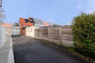 Deze prachtige woning in Londerzeel is een half open bebouwing met een ruime tuin, terras en 2 garages. Met 4 slaapkamers en een...