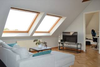 Graag stellen wij je dit lichtrijke dakappartement in residentie Amarillys voor.<br /><br />Het appartement is gelegen in een rustige en groene omgeving en omvat een inkomhal, een badkamer met douche, een apart toilet en een praktische ruimte met aansluiting voor een wasmachine en droogkast.<br /><br />Centraal bevindt zich de gezellige leefruimte met een open, volledig uitgeruste keuken en een aangename woonkamer die geniet van veel natuurlijk licht en een mooi uitzicht. Achteraan bevinden zich twee kamers: een ruime slaapkamer met ingemaakte kasten en een tweede kamer die perfect dienst kan doen als bureau, dressing of kinderkamer. Zowel de leefruimte als de slaapkamers zijn afgewerkt met een stijlvolle parketvloer.<br /><br />Verder beschikt het appartement over een praktische berging.<br /><br />Het appartement is bereikbaar via de trap, al kan je ook de lift nemen tot op de tweede verdieping. Van daaruit bereik je de derde verdieping via de trap.<br /><br />Bij het appartement hoort bovendien een ruime garage, inbegrepen in de huurprijs. Bewoners kunnen daarnaast genieten van het gemeenschappelijke tuintje.<br /><br />De ligging is een absolute troef: je woont er in een rustige en groene omgeving, terwijl je toch vlak bij het centrum en belangrijke invalswegen zoals de R8 en de E17 bent.<br /><br />Gemeenschappelijke kosten: 40 euro.<br />Vrij 1 oktober 2026.<br /><br />Waarom net dit aanbod overwegen?<br /><br />✔ aangename omgeving<br />✔ leuke verzichten<br />✔ knus ingericht<br />✔ perfect instapklaar<br />✔ veel lichtinval<br />✔ rustige residentie<br />✔ ruime garage<br /><br />Geïnteresseerd? Vul eenvoudig het contactformulier in en we nemen spoedig contact op.