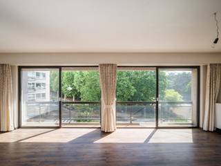 <strong>Op te frissen drieslaapkamerappartement met open zicht over het Citadelpark.</strong><br /><br />Op een toplocatie in Gent, pal aan het Citadelpark en op wandelafstand van station Gent-Sint-Pieters, bevindt zich dit lichtrijke appartement. Gelegen op de derde verdieping van een hoekresidentie geniet u van een open zicht over het park.<br /><br />Dankzij de enorme gevelbreedte biedt de leefruimte veel natuurlijk licht en kan men deze praktisch inrichten in een zit- en eetgedeelte. De keuken is aanpalend en halfopen. Via de grote schuiframen heeft men toegang tot het terras aan de voorzijde.<br /><br />Achteraan bevinden zich drie slaapkamers, waarvan twee toegang rechtstreeks toegang hebben tot het tweede terras. Verder beschikt het appartement over een badkamer, een aparte douchekamer, een afzonderlijk toilet en een praktische berging.<br /><br />In de residentie is er een privatieve kelderberging en eveneens de mogelijkheid tot het aankopen van een gelijkvloerse garagebox (40.000 eruo)<br /><br /><strong>Kortom, de ideale opportuniteit voor wie ruimte, licht en een topligging weet te waarderen.</strong>