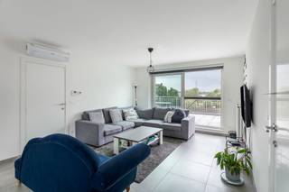 <p>Recent appartement met 2 slaapkamers en groot terras in het centrum van Witgoor Dessel. <br />Dit appartement ligt op de tweede verdieping en is vlot bereikbaar via de lift of trap.<br />De samenstelling is als volgt: een inkomhal, een apart toilet, een badkamer met douche in bad en lavabo, een ruime leefruimte met eetkamer, zithoek en open keuken. De keuken is volledig geïnstalleerd. Verder zijn er twee slaapkamers en een berging/wasplaats met op maat gemaakte kasten.<br />Een extra troef is het grote zuid-gerichte terras van +- 28 m². Via de ramen aan de voor- en achterkant baadt de living in natuurlijk licht. Door de airco hou je de temperatuur op elk moment onder controle.<br />Achter het gebouw is er een eigen afgesloten garage met automatische poort en een autostaanplaats. Deze zijn beiden in de verkoopprijs inbegrepen.</p>