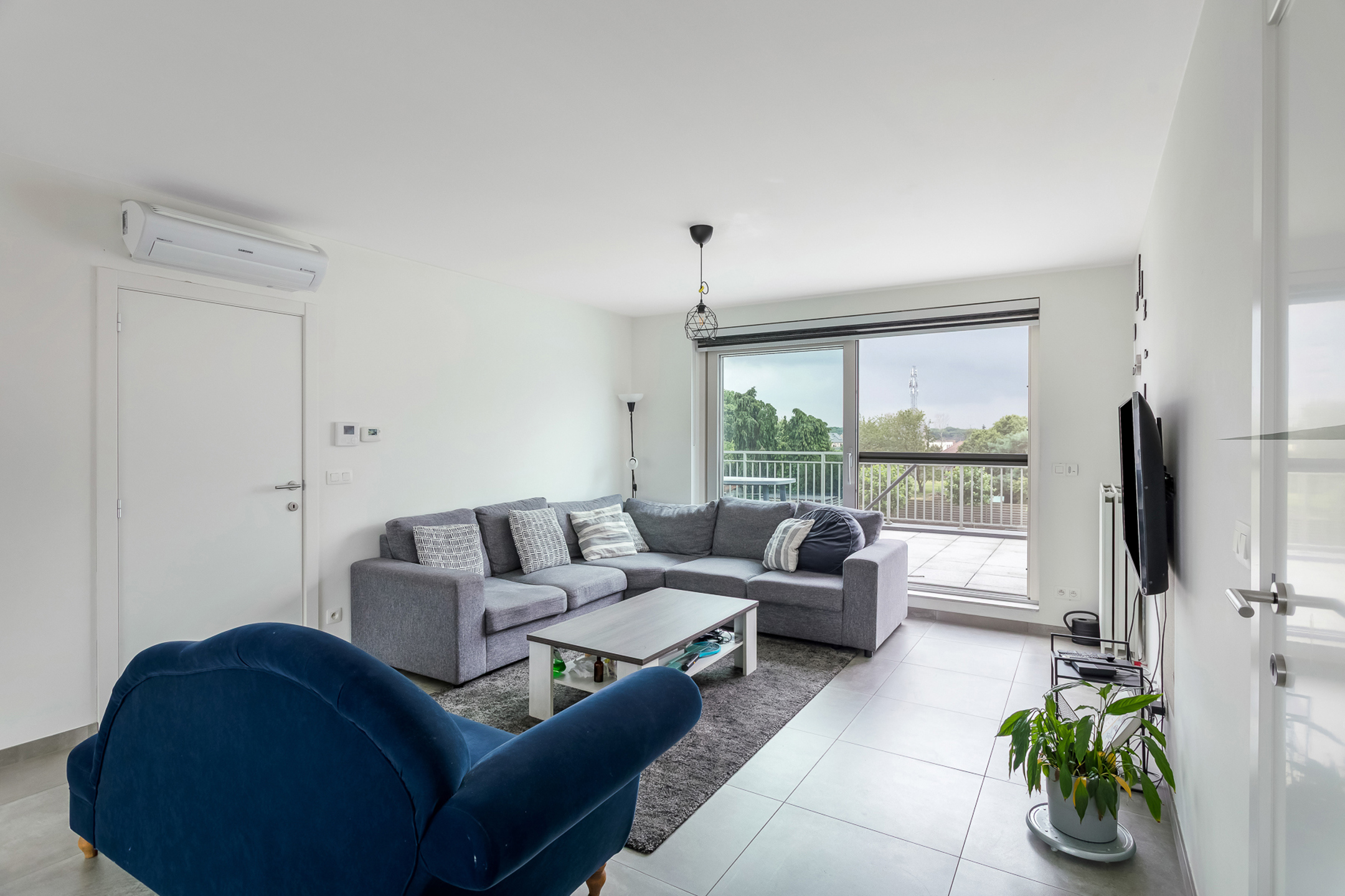 Recent appartement met twee slaapkamers en groot terras. - foto 3