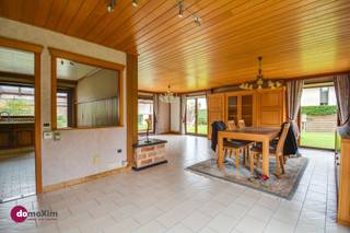 Rustig gelegen woning op een mooi perceel in Berg Via de ruime inkomhal met ingebouwde vestiaire & toilet kom je in de ruime woonkamer met zit- en...