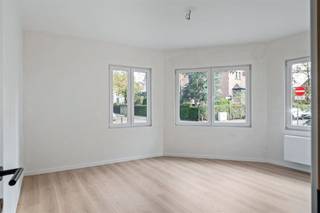 Dit kleinschalige gebouw (zonder lift) is net volledig gerenoveerd en omvat drie units met op het gelijkvloers de fietsenberging, en een lumineus éénslaapkamerappartement met terras/tuin. <br /><br />Een garagebox is eventueel bij aan te kopen. (€ 35.000,00)<br /><br />Het appartement (61m²) is als volgt ingedeeld: inkomhal met apart toilet, leefruimte, één ruime slaapkamer, badkamer, aparte goed uitgeruste leefkeuken, wasplaats/berging en nog een tweede berging aan het terras.<br />Praktische kelderberging aan te kopen aan € 2.500 Euro (exclusief kosten).<br /><br />De hoekligging met talrijke raampartijen garandeert een grote toevloed aan natuurlijk daglicht wat het leefcomfort gevoelig verhoogt. <br />Volledig gerenoveerd voor een zorgeloze aankoop met garantie op de uitgevoerde werken en zeer lage kosten op de lange termijn ! Verkoop onder registratierechten (GEEN BTW)<br /><br />Ontdek samen met NEON VASTGOED uw woondroom of ideale investering !