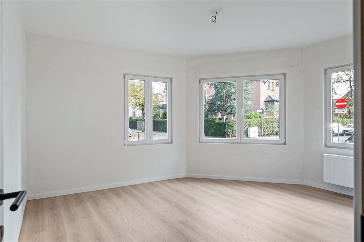 Stijlvol gerenoveerd gelijkvloersappartement op toplocatie in Mariaburg ! - foto 3