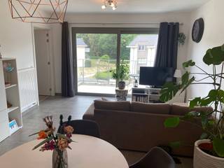 <p><span>LUMINEUS, ENERGIEZUINIG EN ROLSTOELVRIENDELIJK APPARTEMENT MET 1 SLAAPKAMER, TERRAS 8M² EN ONDERGRONDSE AUTOSTAANPLAATS</span></p><p><span>2de verdieping met lift - ligging in de luxueuze residentie "Parkhof Ter Zielbeek" met zicht op park en met vlotte bereikbaarheid via A12, N16 en N17</span></p><p><span> </span></p><p><span>Brede inkom / living met eetplaats met ingerichte open keuken (totale opp.: 27m²) en toegang tot terras (4 x 2m) / berging met wasplaats (1,9 x 1,1m) / slaapkamer (4,5 x 2,9m) / grote badkamer (3,1 x 2,9m) met wastafel, inloopdouche en wc.</span></p><p><span>Autostaanplaats in ondergrondse garage.</span></p><p><span> </span></p><p><span>Elektriciteit conform AREI</span></p>