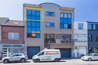 <p><span>Gerenoveerd 2-slaapkamerappartement ideaal voor starters of investeerders</span></p><p><span>Instapklaar en gerenoveerd appartement van ca. 91 m², gelegen op een vlot bereikbare locatie op het Kiel in Antwerpen. Het appartement beschikt over een ruime en lichtrijke leefruimte met open keuken, een apart toilet, een zeer ruime hoofdslaapkamer en een tweede slaapkamer met praktische ingebouwde berging. U geniet hier van een vlotte bereikbaarheid en de nabijheid van winkels, openbaar vervoer en andere voorzieningen.</span></p><p><span>Dankzij de goede ligging, hedendaagse afwerking en praktische indeling is dit appartement zowel geschikt voor eigen bewoning als een uitstekende investering. Het appartement is momenteel verhuurd, waardoor het bijzonder interessant is voor investeerders die op zoek zijn naar een verhuurd en rendabel pand met onmiddellijk huurinkomen.</span></p><p><span>Een mooie opportuniteit voor zowel beginnende als ervaren vastgoedinvesteerders.</span></p><p><span> </span></p>
