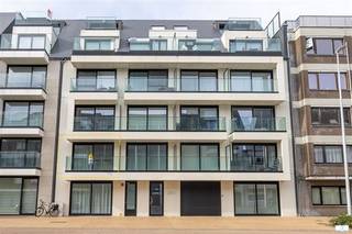 Recent en gemeubeld appartement in de nieuwbouwresidentie Capri II, ideaal gelegen vlak bij de Zeedijk en op wandelafstand van het winkelcentrum. Het gebouw werd opgeleverd in juni 2022 en combineert een moderne uitstraling met een uitstekende ligging. Het appartement is praktisch en comfortabel ingedeeld met een inkomhal, een lichtrijke woonkamer, een berging, een stijlvolle badkamer met inloopdouche, een apart toilet, 2 slaapkamers en een zonnig terras waar het aangenaam vertoeven is. Het appartement wordt volledig gemeubeld verkocht en is voorzien van inbouwkasten, wat zorgt voor extra comfort en opbergruimte. Het appartement kan als vakantieverblijf of als vaste woonst dienen.Ook op energetisch vlak scoort dit appartement uitstekend, met een gunstig EPC-label A. Extra troef is de ruime, gemakkelijk toegankelijke gemeenschappelijke fietsenberging. Mogelijkheid tot aankoop garage in de nabije omgeving. Verkoop onder het registratierecht.