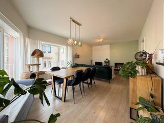 Uitstekend gelegen appartement op het tweede verdiep in Wenduine. Kleine residentie en GEEN lift aanwezig. Het appartement omvat een inkomhal, lichtrijke leefruimte met eetplaats en ingerichte keuken, berging, 3 slaapkamers, apart toilet, badkamer met wastafel, douche en terras. Tevens garage inbegrepen. Gerenoveerd in 2022. Huurprijs: 950 euro/maand - Ingang vanaf 1 december 2026.<br /><br />Voor meer informatie of een bezoek ter plaatse aarzel niet en bel Gaëlle op het nummer 0479 17 17 17