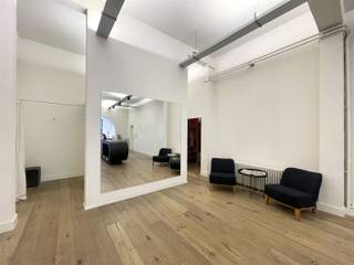 TE HUUR: INSTAPKLARE COMMERCIËLE RUIMTE IN HARTJE ANTWERPEN – CA. 140 M²Op zoek naar een stijlvolle en goed gelegen handelsruimte? Deze karaktervolle...