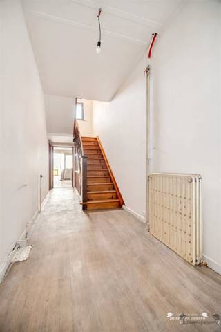 <p><span>Instapklaar wonen en ondernemen in Borgloon: Karaktervolle woning met unieke uitbreidings- en businessmogelijkheden!</span></p><p><span>Ontdek deze uitzonderlijke kans aan de </span><span>Sittardstraat 16 in Borgloon</span><span>. </span></p><p><span>Voor de aantrekkelijke prijs van </span><span>€ 275.000</span><span> koopt u niet zomaar een goed onderhouden, halfopen bebouwing (141 m²), maar een strategische uitvalsbasis vol potentieel voor gezinnen én ambitieuze ondernemers.</span></p><p><span> </span></p><p><span>Recent vernieuwd en energiezuinig comfort</span></p><p><span>De woning combineert haar traditionele charme met </span><span>belangrijke moderne vernieuwingen</span><span> die zorgen voor een lagere energiefactuur en gezellig wooncomfort:</span></p><ul><li><span>16 zonnepanelen</span><span> (geïnstalleerd in 2022) voor uw eigen groene stroom.</span></li><li><span>Nieuwe driedubbele beglazing</span><span> (2023) en elektrische rolluiken.</span></li><li><span>Een lichte woonkamer (30 m²), aparte eethoek (16 m²), praktische bijkeuken en een ruime, lichte veranda (20 m²).</span></li><li><span>Twee ruime slaapkamers, een complete badkamer en een vaste trap naar de zolder voor extra kamers.</span></li></ul><p><span>Unieke kans: Extra bouwperceel voor een schappelijke prijs</span></p><p><span>Het totale perceel is maar liefst </span><span>ruim 1.100 m²</span><span> groot. Dit omvat niet alleen de tuin van de woning, maar ook een </span><span>volwaardig, aangrenzend bouwperceel dat voor een zeer schappelijke prijs (op aanvraag) kan worden aangekocht</span><span>. Dit biedt u ongekende financiële en ruimtelijke voordelen: bouw hier een extra woning, verkoop het door als investering, of gebruik het om uw woondromen grootschalig uit te breiden.</span></p><p><span> </span></p><p><span>De perfecte locatie voor uw eigen zaak</span></p><p><span>Bent u zelfstandige, zoekt u een praktijkruimte of wilt u wonen en werken combineren? Dit pand is een droom voor ondernemers:</span></p><ul><li><span>Ruimte voor ontwikkeling:</span><span> Het grote perceel leent zich perfect voor de bouw van een groot atelier, een professionele praktijkruimte of extra opslagruimte.</span></li><li><span>Eigen invulling:</span><span> Een extra gelijkvloerse kamer van +/-10 m² (al voorzien van een tweede douche) is direct inzetbaar als kantoor, salon of behandelruimte.</span></li><li><span>Uitstekende bereikbaarheid:</span><span> Gelegen nabij scholen, winkels en openbaar vervoer.</span></li><li><span>Maximale parkeergelegenheid:</span><span> Met maar liefst </span><span>acht parkeerplaatsen op eigen terrein</span><span> ontvangt u klanten, patiënten of leveranciers moeiteloos aan huis.</span></li></ul><p><span>Grijp deze veelzijdige kans om comfortabel te wonen én uw professionele ambities waar te maken. </span></p><p><span> </span></p><p><span>Neem vandaag nog contact met ons op voor meer informatie of een bezichtiging!</span></p><p><span>GSM: Filip 0475/86.04.89</span></p><p><span>MAIL: filip@janssenenjanssen.be</span></p><p><span> </span></p>