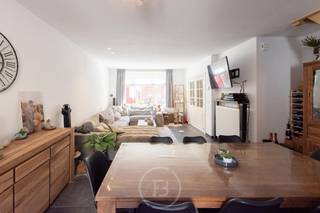 Inkomhal met gastentoilet, ruime lichtrijke living , open ingerichte keuken ( elektrisch fornuis, vaatwas, microgolfoven, grote nieuwe frigo), wasplaats berging, stadskoer. 1é Verd : overloop, mooie HOUTEN VLOEREN,1 slaapkamer met dressingkast, toilet, 1 ruime badkamer met inloopdouche , dubbele lavabo, aansluiting voor wasmachine, trap naar dakverdieping waar 2 mooie slaapkamers.<br />Centrale verwarming op aardgas, ELEKTRICITEIT CONFORM, Conformiteitsattest  tot verhuring aanwezig.<br /><br /><br /><br /> 